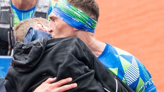 Kevin Sinfield y Rob Burrow organizan y participan de eventos benéficos para recaudar fondos para la lucha e investigación de la ELA. Foto: Sky News