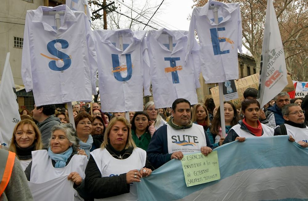La protesta convocó a trabajadores de la salud, de la educación, bancarios y de la administración pública, por las calles céntricas, en reclamo de mejoras salariales.Muchos sindicatos y gremios exigen mejoras en las paritariasFoto: Orlando Pelichotti / Los Andes