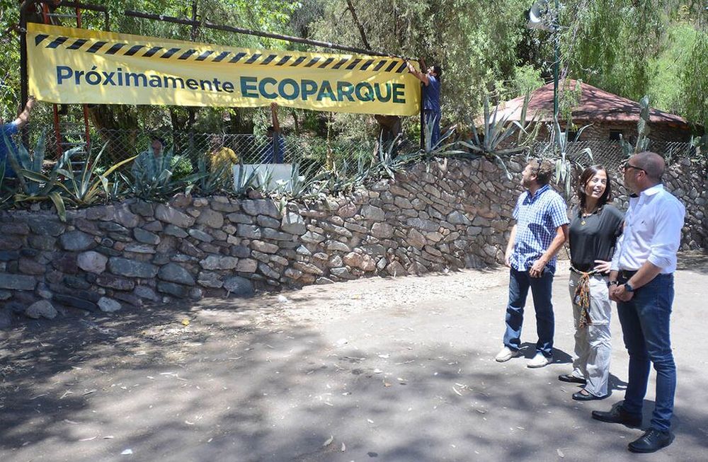 En enero de 2017 se retiró el cartel de Zoo y se reemplazo por el de Ecoparque. Funcionarios observan el nuevo letrero, entre ellos la titular del Ecoparque Mariana Caram.  Foto: Daniel Caballero / Los Andes.