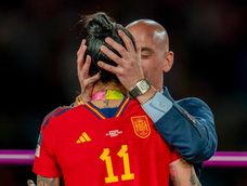 El beso de Luis Rubiales a Jenni Hermoso de España El beso de Luis Rubiales a Jenni Hermoso de España