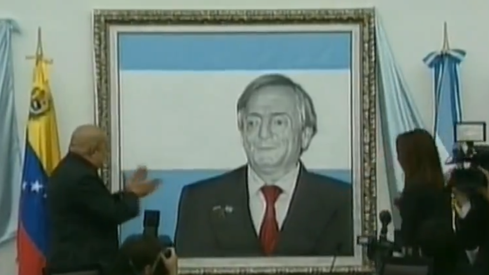 Hugo Chávez y Cristina Kirchner bajaron el telón que cubría el retrato de Néstor Kirchner. 