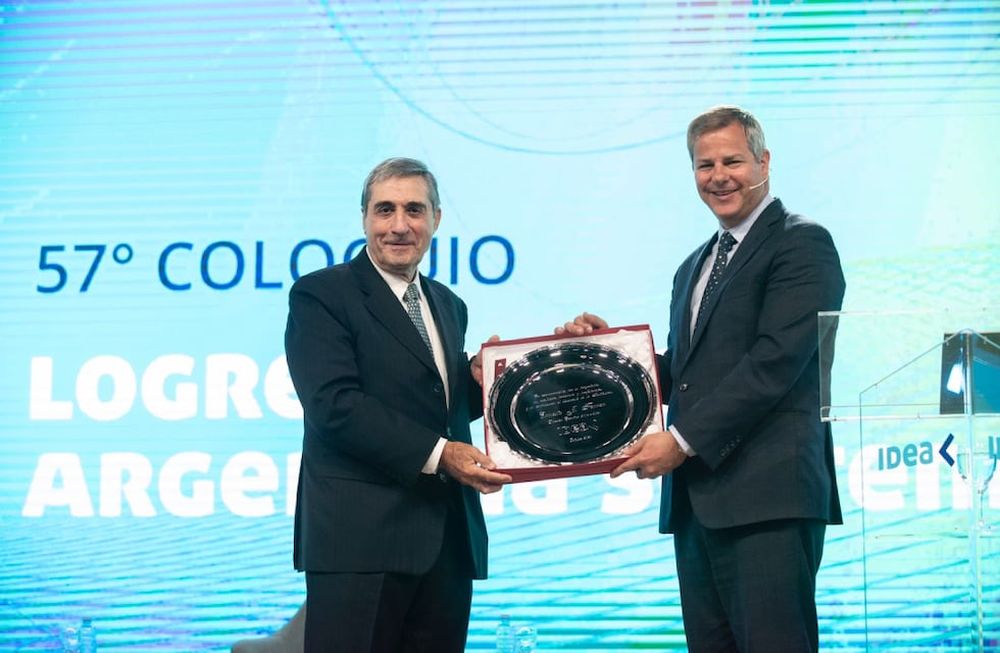 Generar los recursos necesarios para lograr el cambio de sede que significó un salto cualitativo enorme en las actividades que realizamos. (en la foto Ferrer con Roberto Murchison, presidente de IDEA).