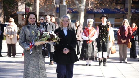 Ofrenda floral. La embajadora de Eslovenia en Argentina, Tina Vodnik y la vicegobernadora Hebe Casado, en el homenaje al Libertador, en la plaza San Martín.