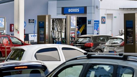 Los Andes | Mendoza enfrentó una grave escasez de combustible que desencadenó largas filas y largas esperas en las estaciones de servicio. Foto: Orlando Pelichotti