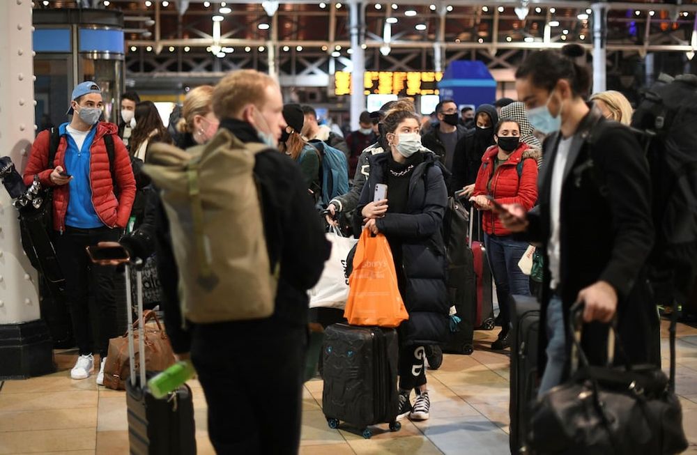 Preocupación por el aumento de contagios y las restricciones en Reino Unido (Estación Paddington, al oeste de Londres) / AP
