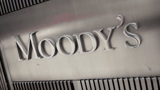 Más cepo y “devaluación fuerte”, los pronósticos de Moody’s