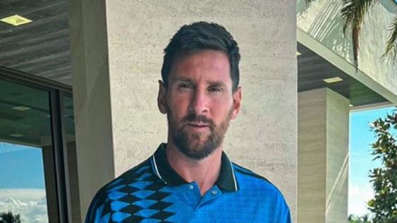 Lionel Messi y su camiseta retro que fue furor.