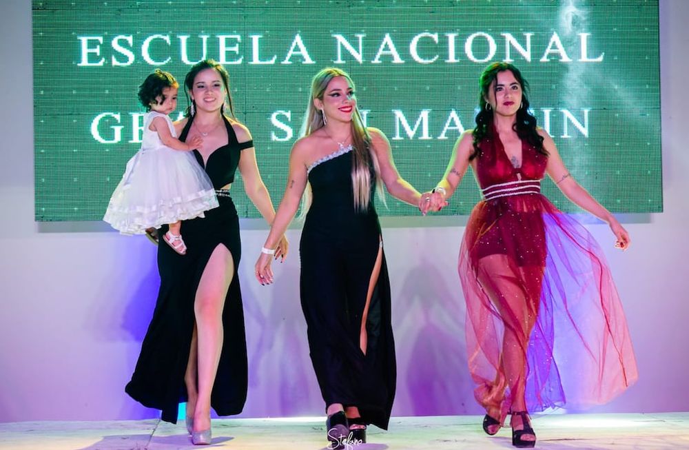 Brisa, a la izquierda, desfila con Isabella en brazos, en la fiesta de promoción 2021 de quinto año del Nacional de San Martín. En la salida, acompaña a la joven su mejor amiga, Luz (de bordó) y otra compañera.
