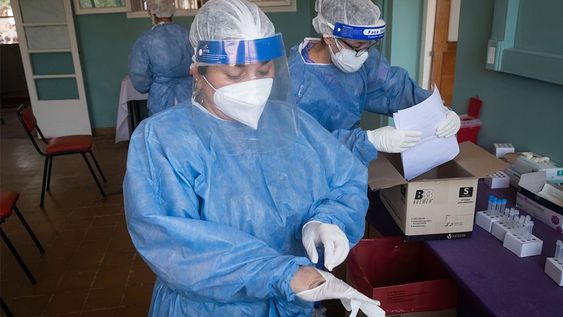 Testeos e Hisopados  Centro de hisopados que funciona en la DINAF en Godoy CruzEnfermera Florencia Zlalazar colocándose guantes descartables Foto: Ignacio Blanco / Los Andes