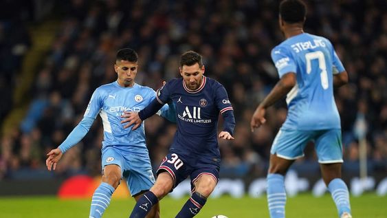 Lionel Messi, con PSG, visitando a Manchester City por la Champions League. (AP)