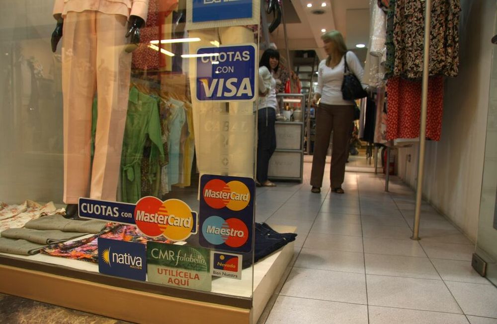Sin actualizaciones en los límites de compra, cae el uso de las tarjetas