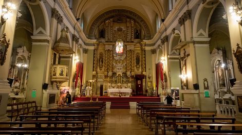 Los Andes | El imponente altar lleva en el centro la imagen de la Virgen del Carmen de Cuyo junto a las banderas de Perú, Chile y Argentina como símbolo de la libertad americana. | Foto: Ignacio Blanco / Los Andes