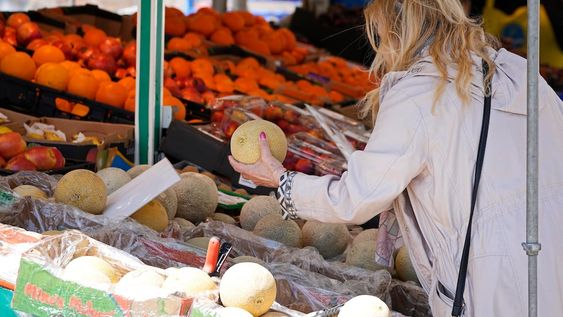La inflación de junio se ubicó en el 6% y creen que la tranquilidad en el dólar fue una de los factores que influyó en el freno a los precios. (AP Foto/Martin Meissner)