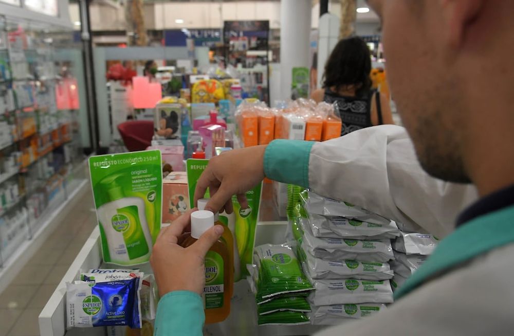 La farmacia ha implementado el sistema y podrá mejorar en un tercio la atención de los clientes. - Orlando Pelichotti / Los Andes