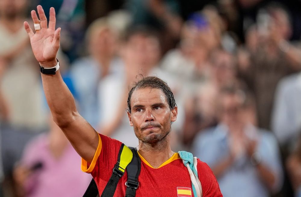 En esta imagen de archivo, el tenista español Rafael Nadal saluda tras el partido de dobles de cuartos de final del torneo olímpico, en el estadio Roland Garros, en París, el 31 de julio de 2024. (AP Foto/Manu Fernandez, archivo)