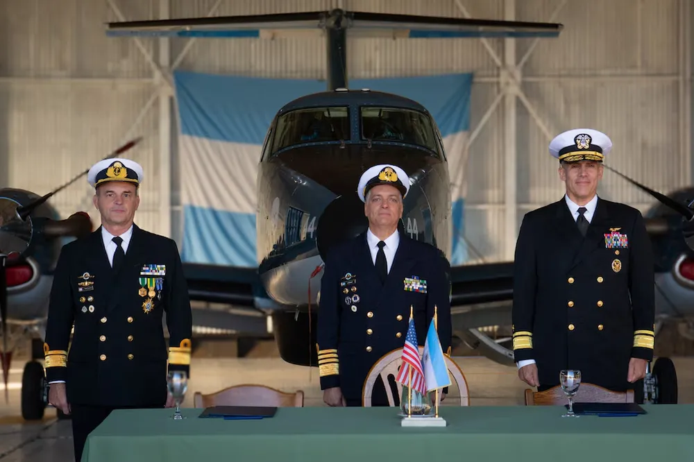 El contraalmirante Carlos Sardiello (de la Cuarta Flota de los Estados Unidos) y el Almirante Juan Carlos Romay (Jefe del Estado Mayor General de la Armada Argentina)&nbsp;