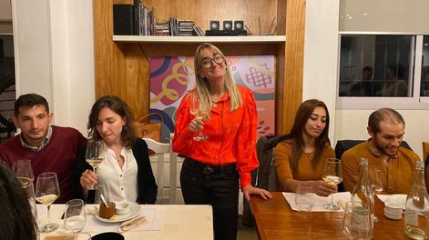 La Lic. en Enología Ana Puelles fue la encargada de guiar las degustaciones.