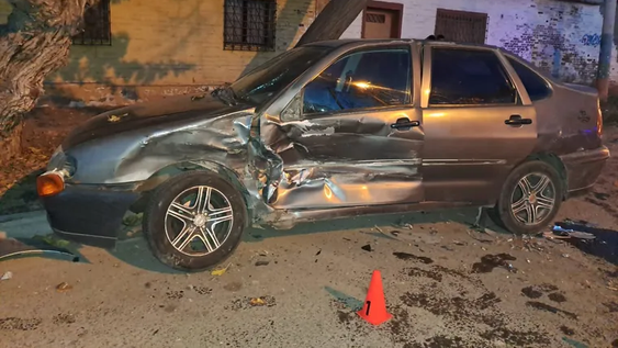 Manejaba con más de 2 gramos de alcohol en sangre y chocó de frente con un auto