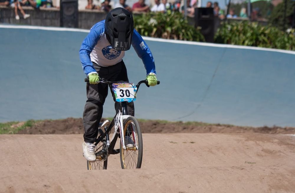 Tiene 8 años, puede ser campeón argentino de BMX y le robaron la bicicleta. Foto: Getileza.