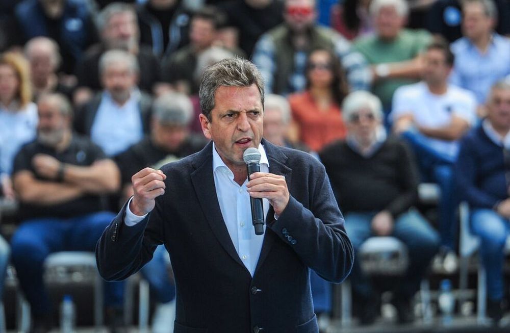 La CGT, las dos CTA y movimientos sociales se movilizan hacia la Plaza del Congreso para celebrar la sanción de la ley que modifica el impuesto a las Ganancias, para expresar su apoyo a las últimas medidas económicas tomadas por el Gobierno, en un acto en el que el ministro de Economía y candidato a presidente Sergio Massa será el único orador. (Télam)