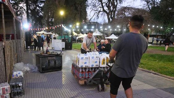 Preparativos en la plaza Chile de Ciudad por la llegada de chilenos a nuestra provincia para festejar la independencia de Chile. | Foto: José Gutiérrez / Los Andes
