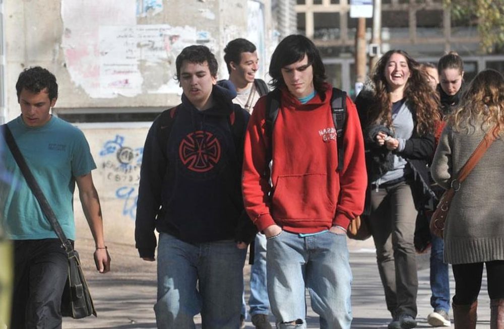 Los científicos del Instituto de Ciencias del Aprendizaje y del Cerebro (I-LABS) de la Universidad de Washington, analizaron a jóvenes antes y después de los confinamientos por Covid-19 en Estados Unidos. Lo que encontraron es sorprendente: los resultados indican que la pandemia causó una maduración cerebral inusualmente rápida en los adolescentes. Incluso esta fue más acelerada en las mujeres que en los varones. (La Voz / José Gabriel Hernández).