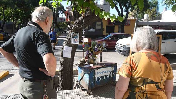 El puesto de diarios de Juancito permanece lleno de flores y mensajes de cariño de sus vecinos, que durante años disfrutaron de su servicialidad y simpatía. |Foto: José Gutiérrez / Los Andes