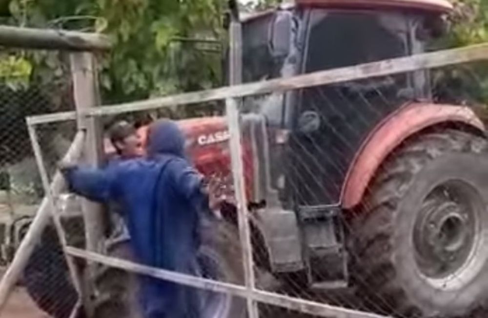 El dueño de una finca en Maipú atropelló a un joven con su tractor / Imagen de video
