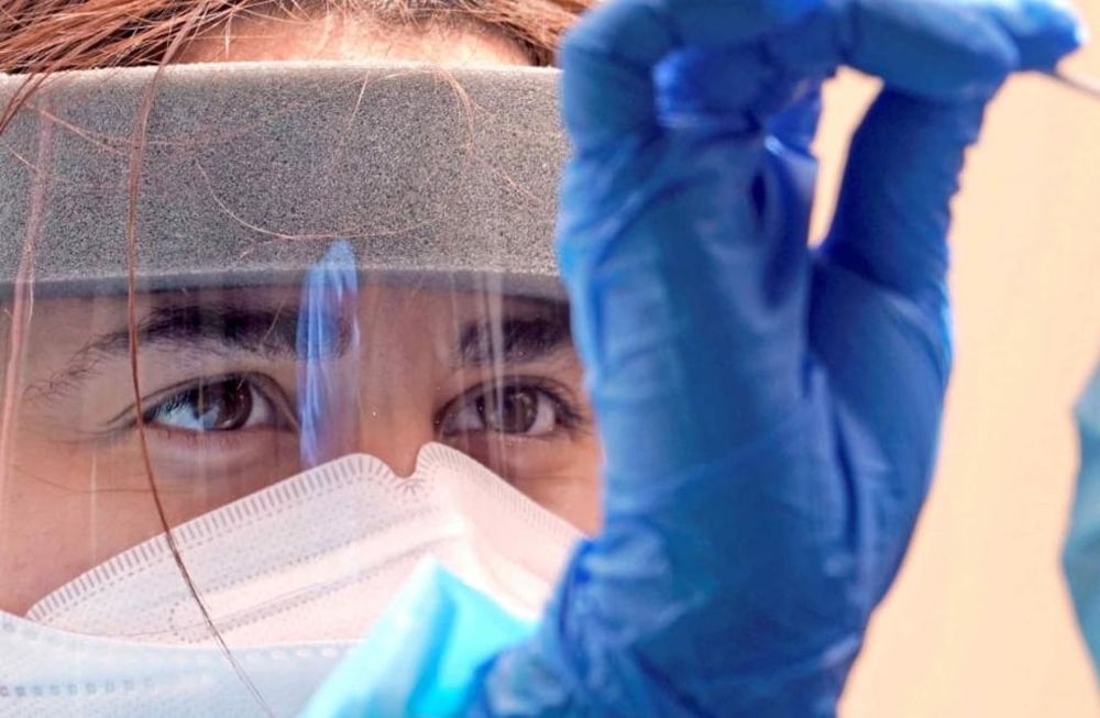 Según el Ministerio de Salud de la Nación, en el país se han registrado 2.551.999 casos y 57.957 fallecidos desde el inicio de la pandemia. Foto: AP