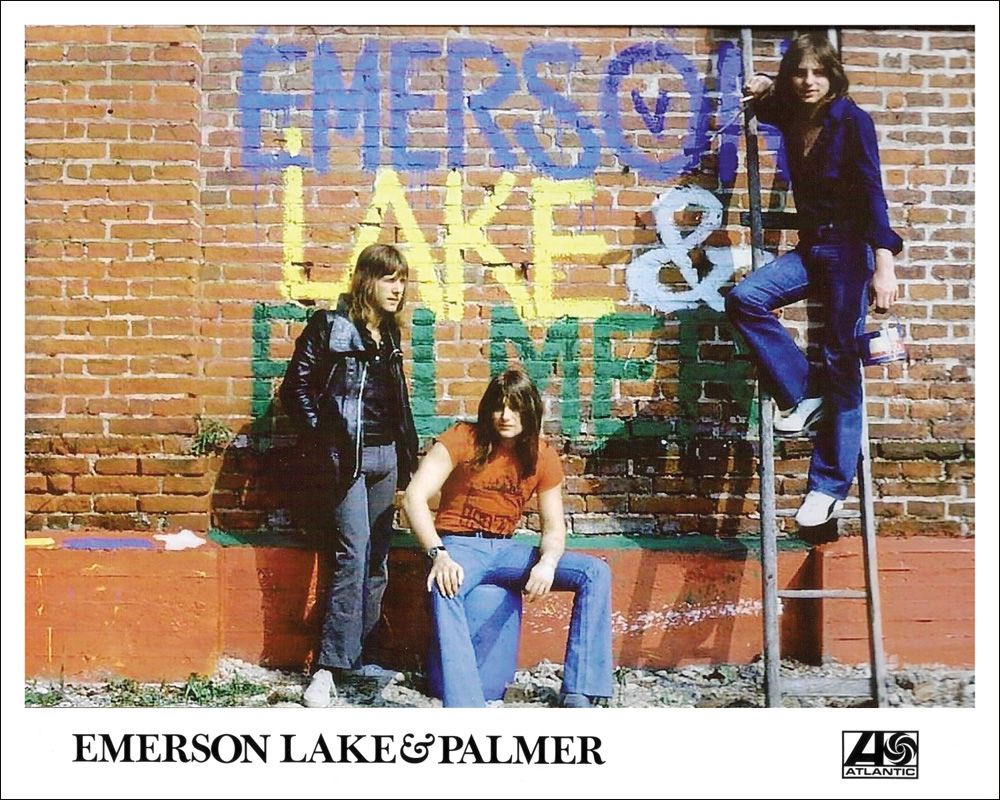 Una icónica imagen de Emerson, Lake and Palmer (ELP), el trío de rock progresivo integrado por Keith Emerson (teclados, a la izquierda), Greg Lake (voz, bajo y guitarras, en la escalera) y Carl Palmer (batería y percusión, en el centro).