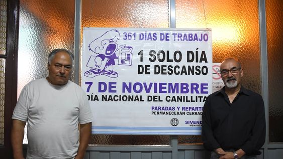 Raul Camargo Secretario General del Sindicato de Canilliitas junto a Carlos Nacussi Secretario Adjunto en representación de sus colegas y compañeros de trabajo en el día del Canillita / Mariana Villa