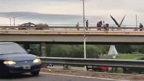 caos y susto en el acceso este: un hombre se subio a un puente y amenazo con tirarse al vacio