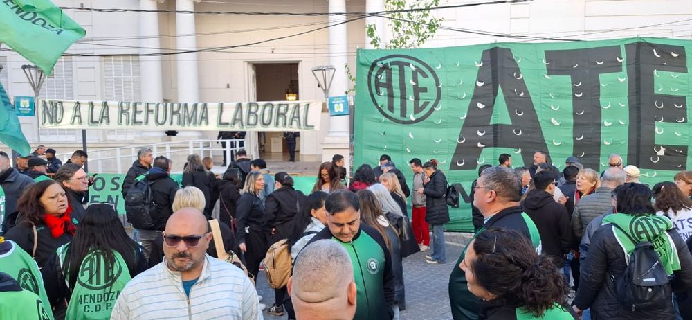 Protestas de ATE en la Legislatura durante el tratamiento legislativo de la Reforma del Estatuto del Empleado P&uacute;blico.