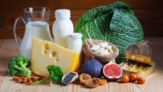 Después cierta edad, el cuerpo necesita alimentos que refuercen el calcio para que los huesos se mantengan firmes.