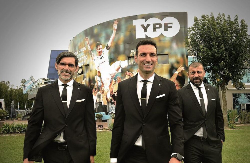 Roberto Ayala, Lionel Scaloni, Walter Samuel, listos para el sorteo de Qatar 2022. (Prensa AFA)