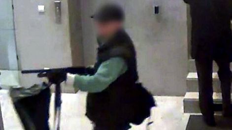 La policía de París en alerta extrema por un hombre armado