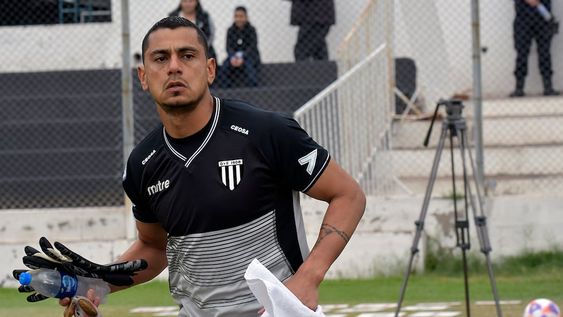 El arquero del Lobo, Brian Olivera, reconoció que frente a Estudiantes de Río Cuarto, tuvo una de sus mejores actuaciones bajo los tres palos y se fue ovacionado por la hinchada. Foto:Orlando Pelichotti