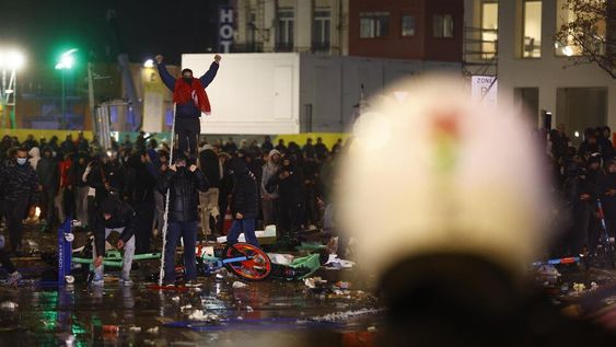 Brussels (Belgium), 27/11/2022.- Aficionados de Marruecos chocan con la policía antidisturbios en las calles de Bruselas, Bélgica, después del partido de fútbol del grupo F de la Copa Mundial de la FIFA 2022 entre Bélgica y Marruecos en el Estadio Al Thumama en Doha, Qatar. Foto: EFE/EPA/STEPHANIE LECOCQ