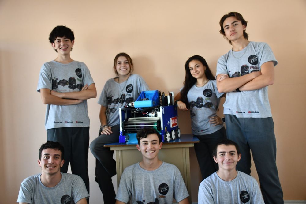 Tras un intenso verano de trabajo, alumnos mendocinos diseñaron, construyeron y programaron un robot que los llevará a Países Bajos.