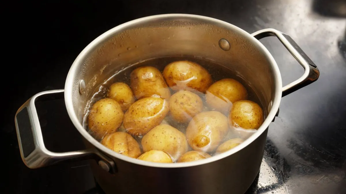 No la tires: por qué el agua de hervir papas puede ser clave para las tareas del hogar
