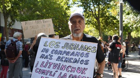 Los jubilados de la marcha mendocina se acordaron del director ejecutivo del PAMI, David Litvinchuk.