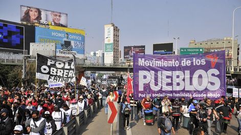 Organizaciones sociales marchan por el Puente Pueyrredón hacia el Centro porteño.