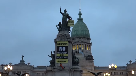 Protesta de Greenpeace en el Congreso: activistas se treparon a un monumento contra la reforma de la Ley de Glaciares.