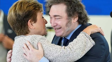 Javier Milei con Kristalina Georgieva, directora gerente del FMI, durante el G7 (foto archivo)