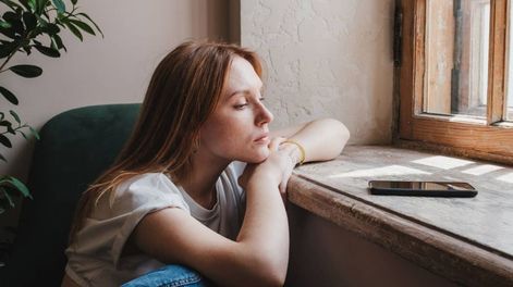 Elegir quedarse en casa un viernes por la noche no debería interpretarse automáticamente como una señal de aislamiento.