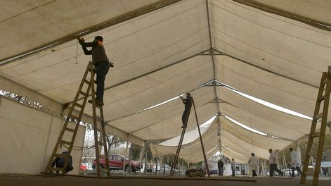 Los Andes | Ayer instalaron una carpa estructural en la playa del hospital El Carmen, para ampliar la atención a pacientes de consultorios y una amplia sala de espera. Foto Orlando Pelichotti / Los Andes