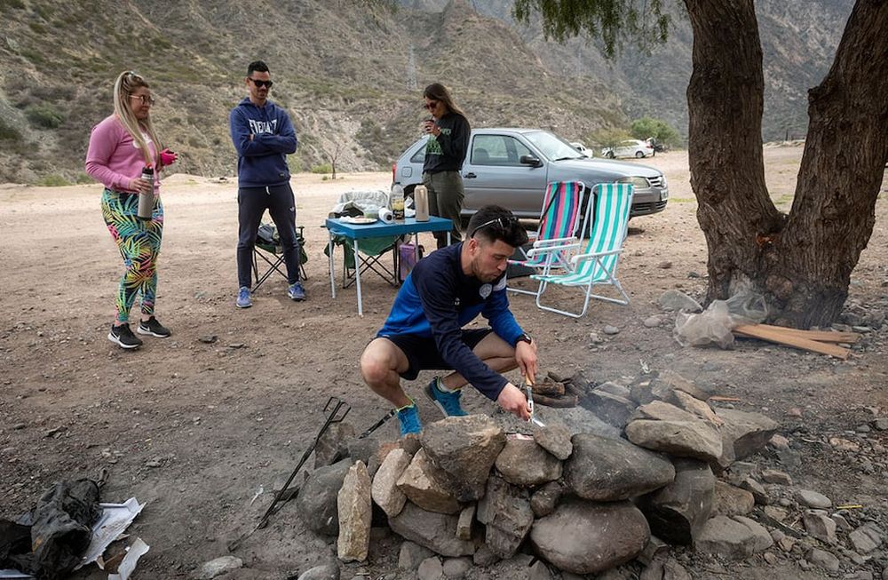 Llegan los días agradables y los mendocinos eligen los paradores camino a Cacheuta para comerse un asado. Foto: Ignacio Blanco/Los Andes