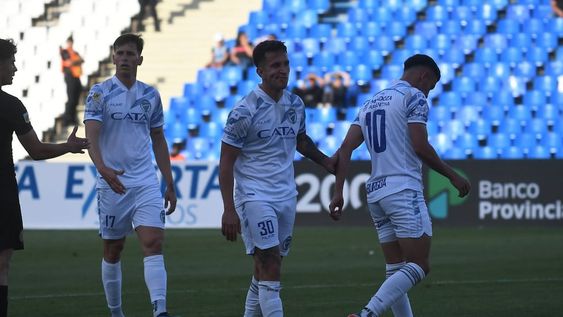 Futbol Liga Profesional, Godoy Cruz Antonio Tomba vs. San Lorenzo de Almagro en el estadio Malvinas Argentinas de Ciudad. Los jugadores de Godoy Cruz, entran en calor antes del partido