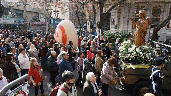 Cientos de fieles acompañaron al Patrono mendocino por las calles céntricas. Se usó la imagen de Santiago peregrino, como se hace desde el año 2001. | Foto: José Gutiérrez / Los Andes