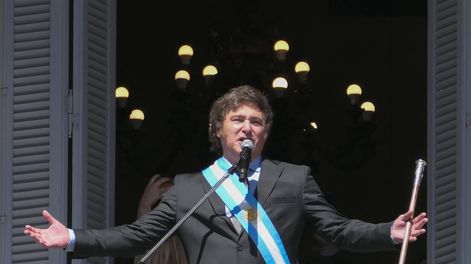 El presidente de Argentina, Javier Milei, saluda a la gente desde el balcón de la Casa Rosada. Foto: EFE/ Enrique García Medina